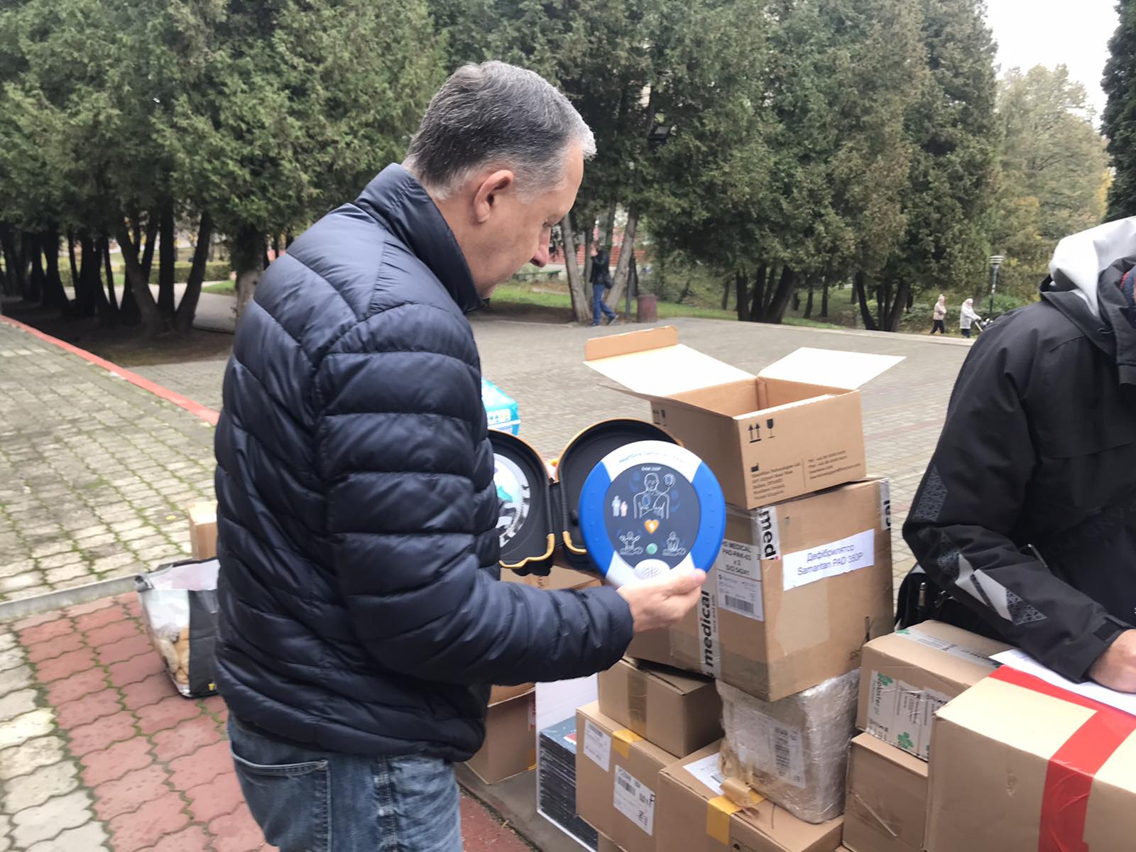 В руках Івана Каплуна дефібрилятор